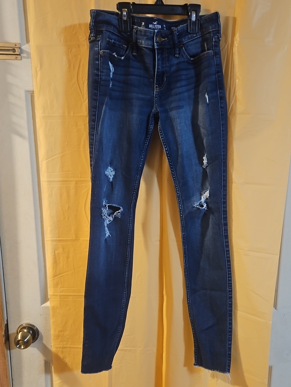 HOLLISTER LOW RISE SUPER SKINNY JEAN: DISTRESSED: GOOD CONDITION: SIZE 3
